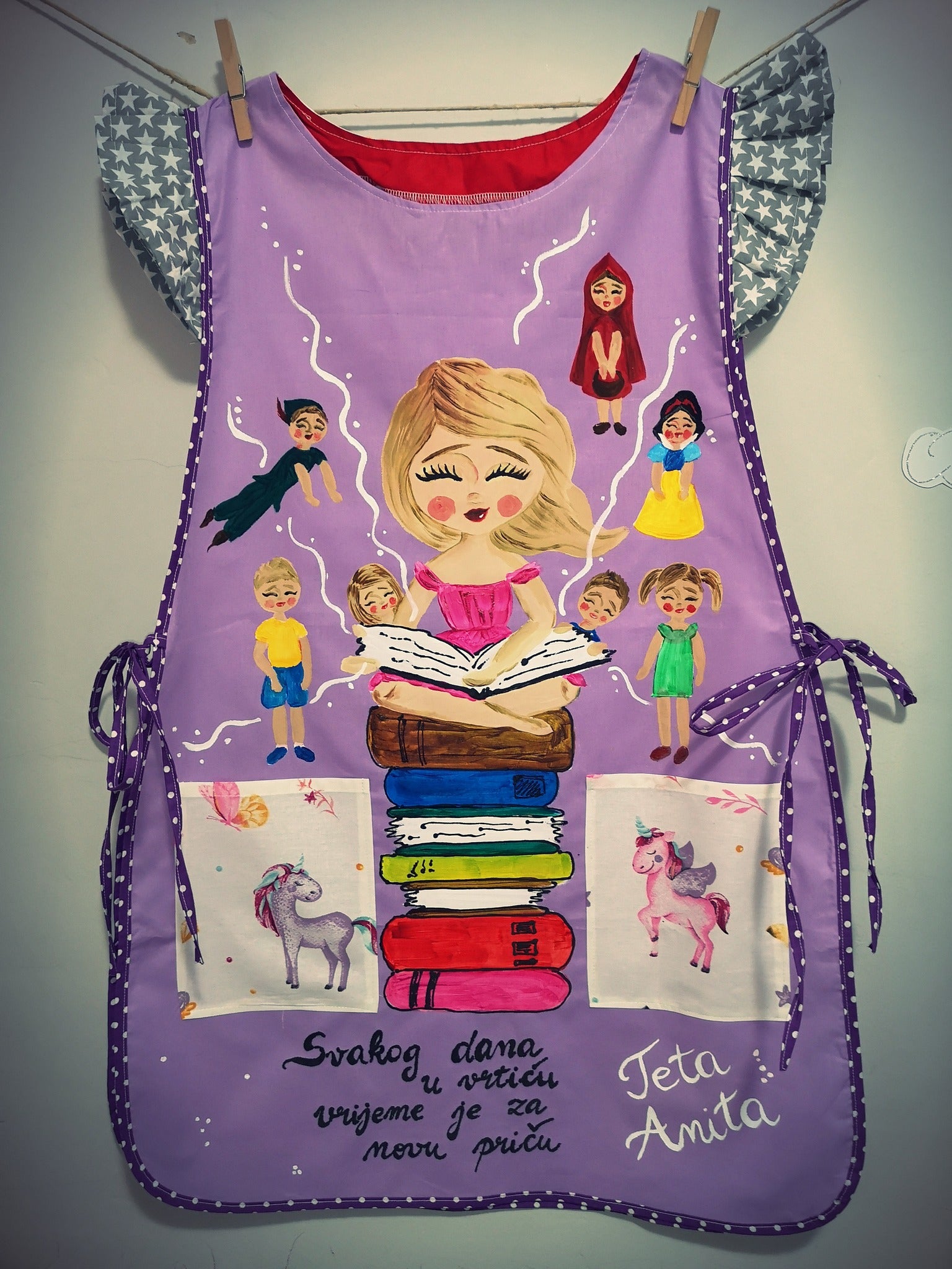 kute za odgojitelje tete u vrtiću, pokloni za tete u vrtiću,  ilustratorica ručno oslikana personalizirana radna pregača kecelja
