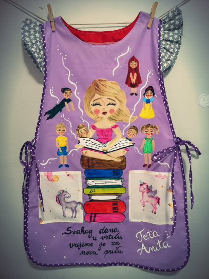 kute za odgojitelje tete u vrtiću, pokloni za tete u vrtiću,  ilustratorica ručno oslikana personalizirana radna pregača kecelja