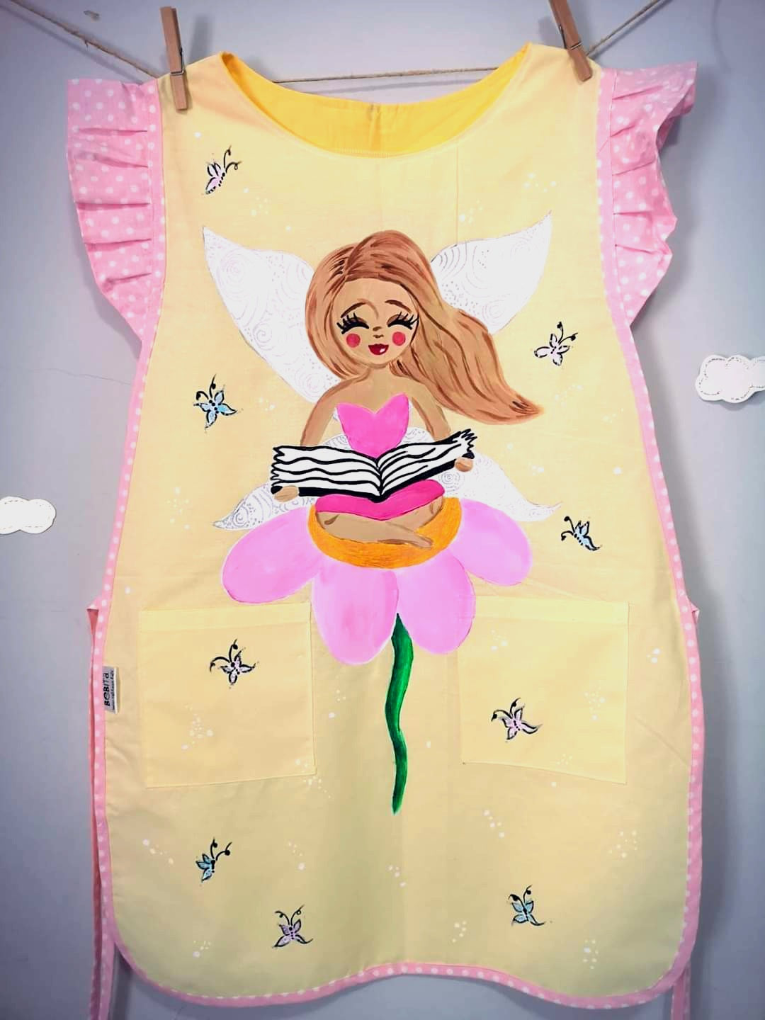 Paketić sreće - Bebita ručno oslikana kuta za vrtić - personalizirana pregača za odgojiteljice + personalizirana šalica